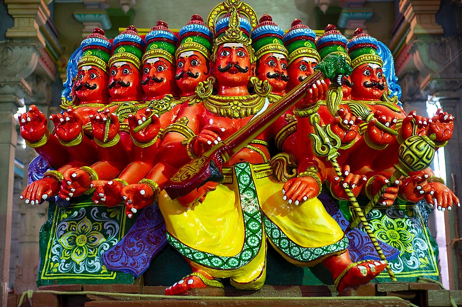 Figura boga Ramana czeka przygotowana do procesji (Karthigai Deepam 2011)